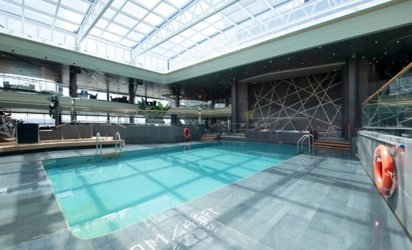 Zwembad op de MSC Virtuosa